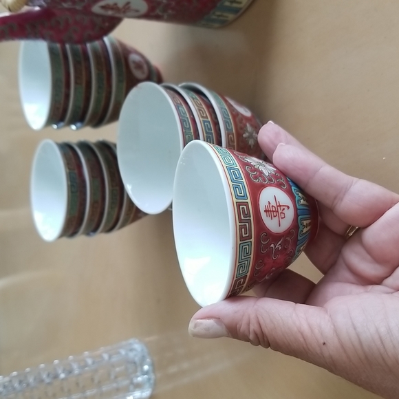 Vintage Chinese Rose Medallion Porcelain Tea Pot and Dozen (12) Tea Cups . - Picture 4 of 10